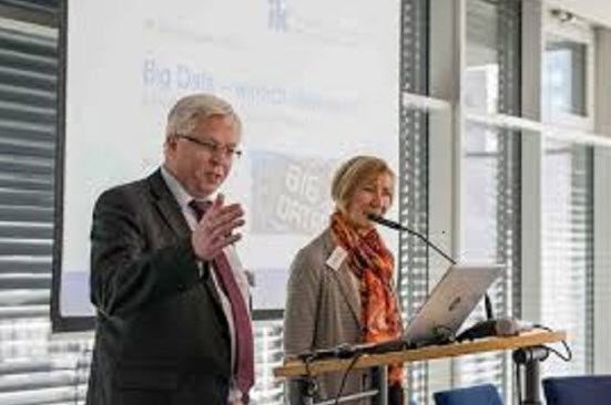 Ende des Informationsring Kreditwirtschaft Vorstandsmitglieder Gregor Beinrucker und Monika Heim.